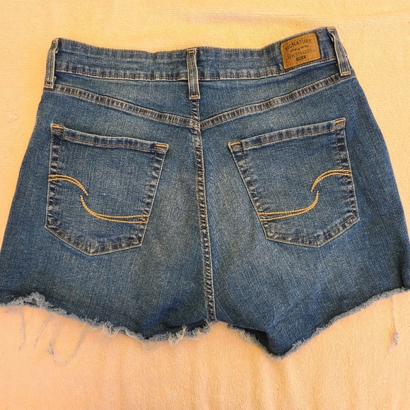 Signature by Levi Strauss High Rise Distressed Raw Hem Shorts Size 10 - Picture 5 of 11